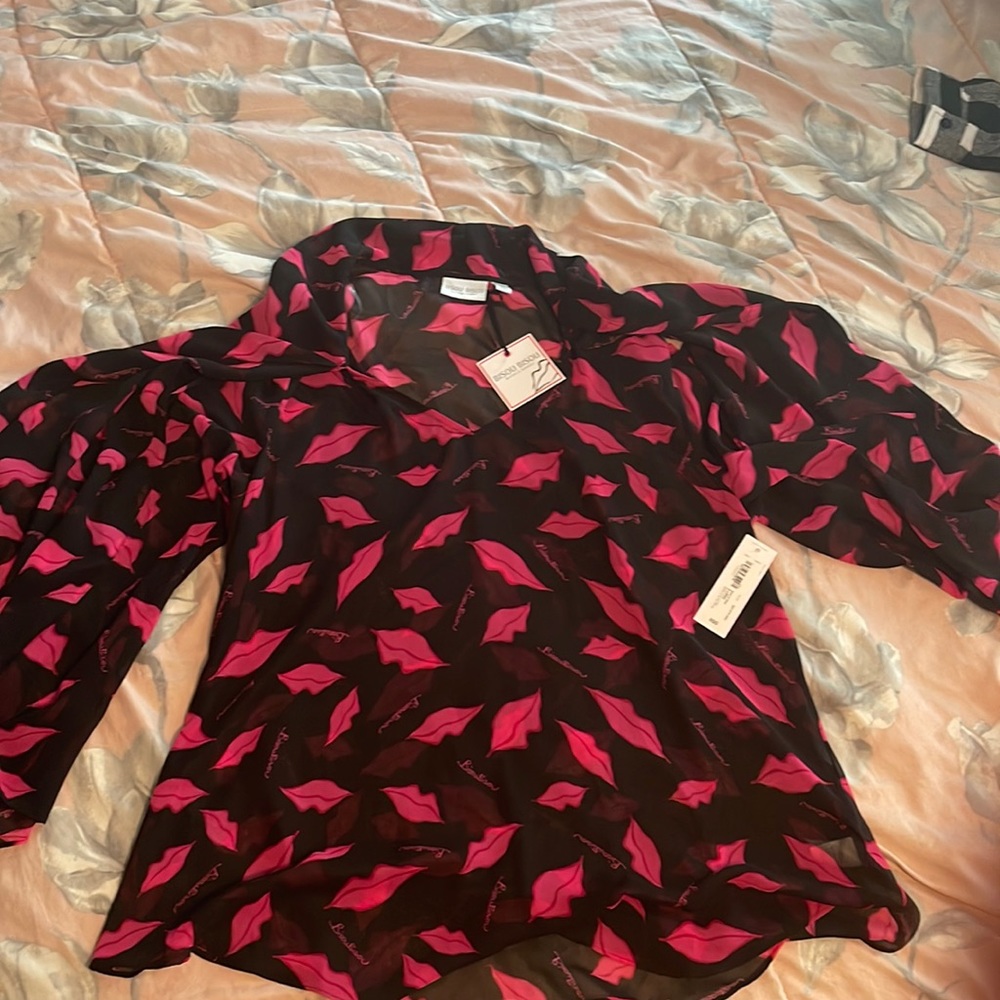 Black blouse with pink lips